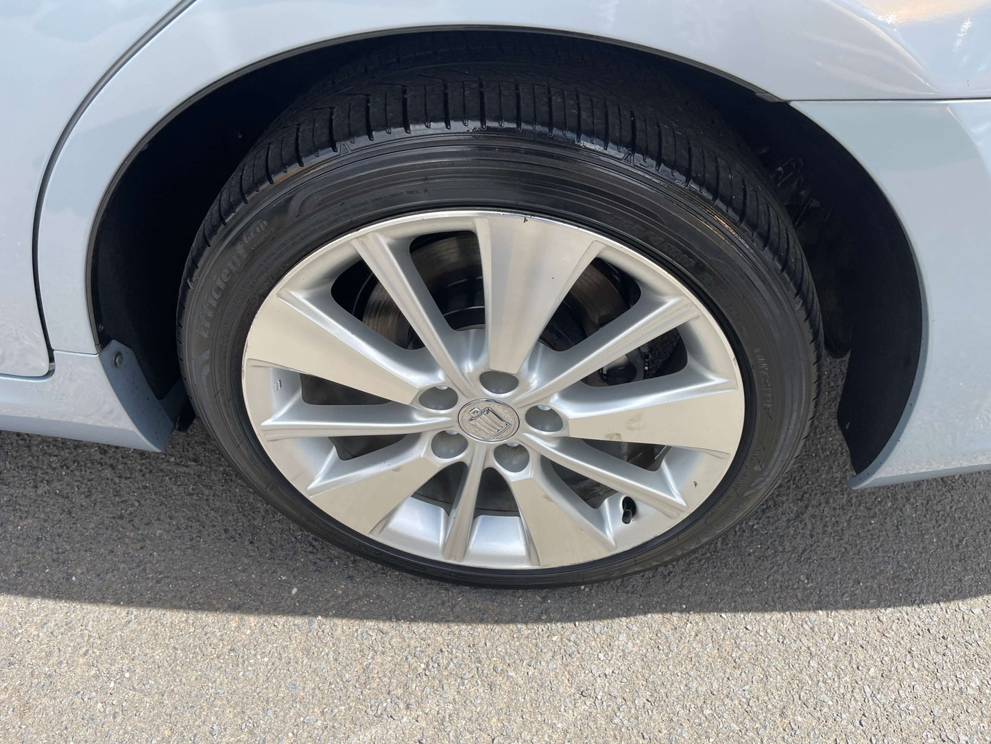 2009 Toyota Crown V6 3.5L Hybrid luxury sedan silver alloy wheel close-up.