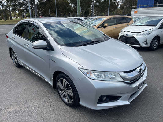 2015 Honda Grace 1.5 Hybrid EX sedan in silver parked, showcasing sleek design and modern features.