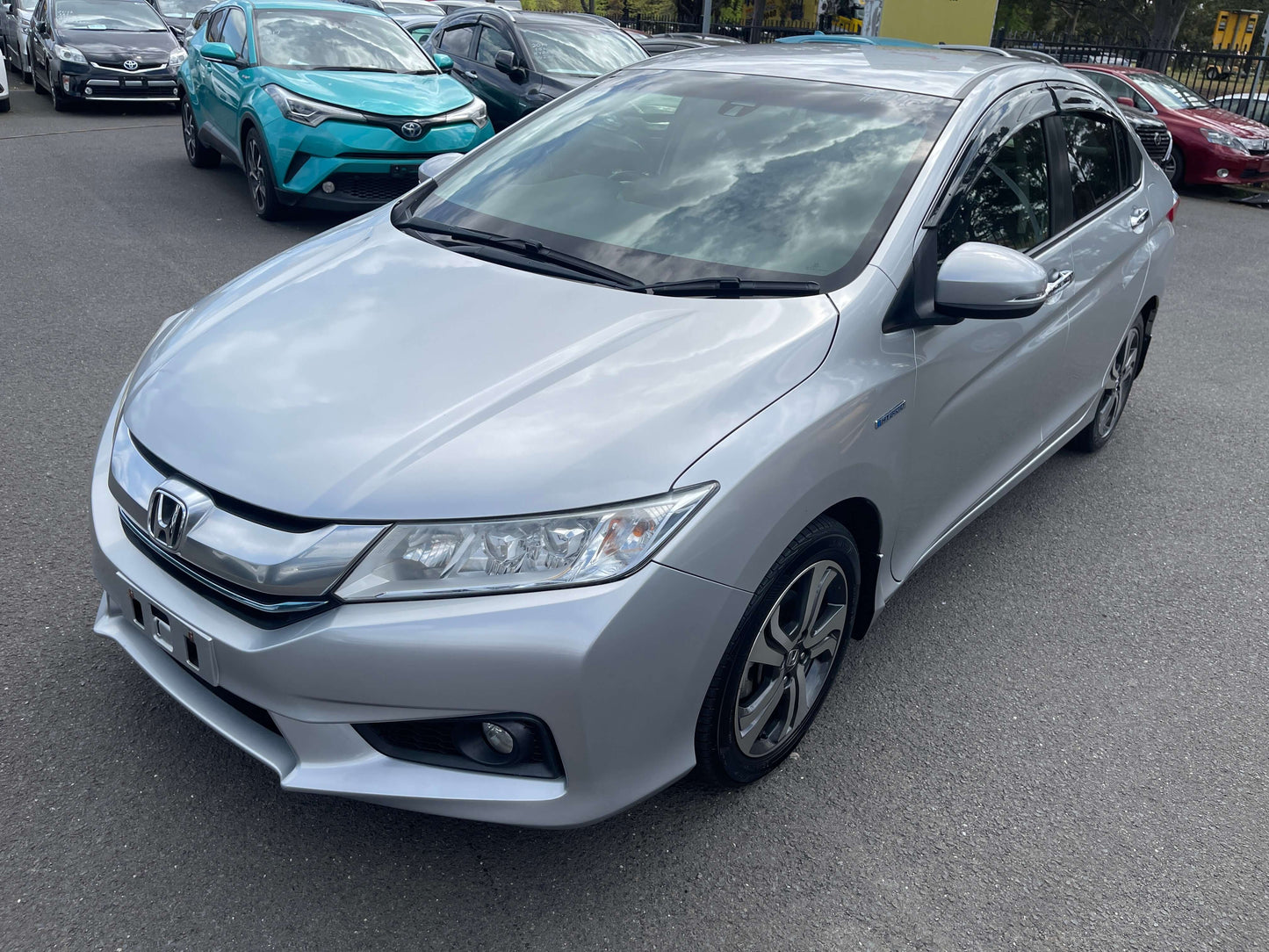 2015 Honda Grace 1.5 Hybrid EX 5 seater sedan in silver, showcasing its sleek design and modern features.