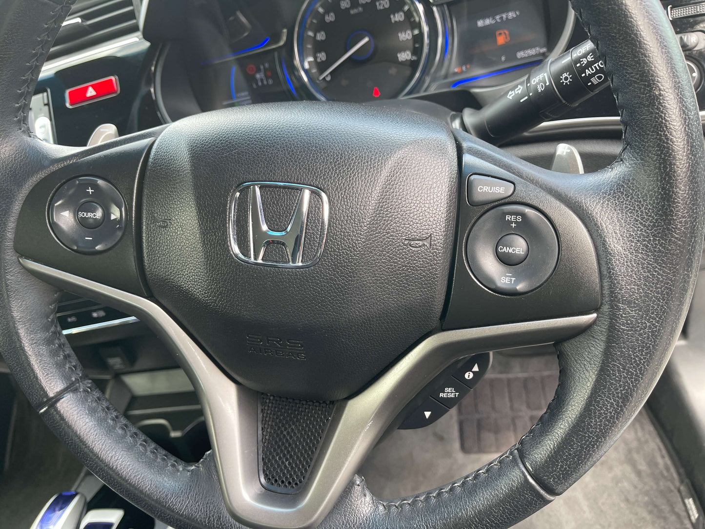 2015 Honda Grace 1.5 Hybrid steering wheel with control buttons and Honda logo.