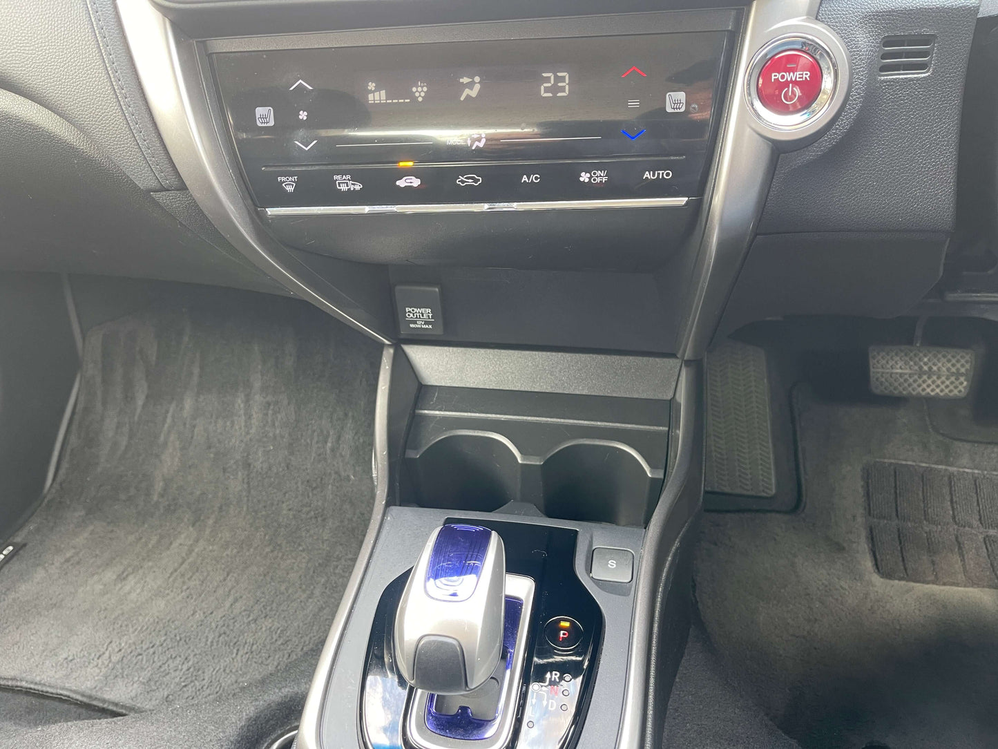 Interior dashboard of 2015 Honda Grace 1.5 Hybrid EX featuring climate controls and gear shift.
