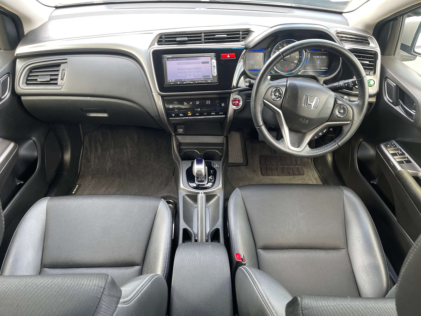 Interior view of 2015 Honda Grace 1.5 Hybrid EX with leather seats and dashboard features.