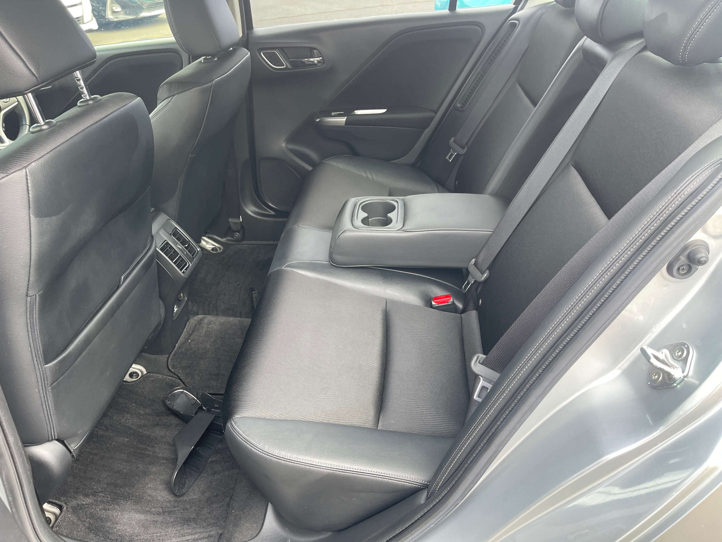 Image of the spacious rear seats in a 2015 Honda Grace 1.5 Hybrid EX, showcasing comfortable seating for five.