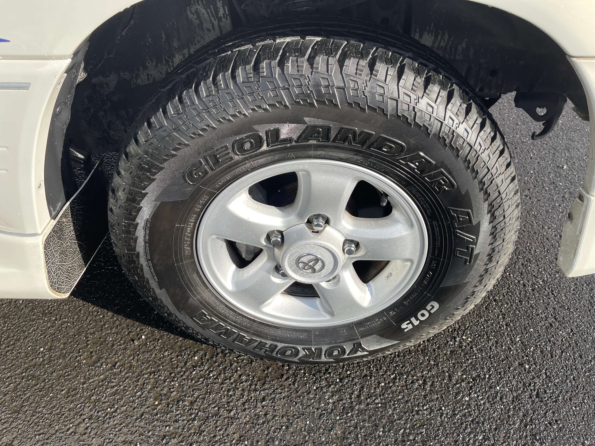 1998 Toyota Land Cruiser 100 VX Limited wheel and tire close-up, showcasing Geolandar A/T tires.