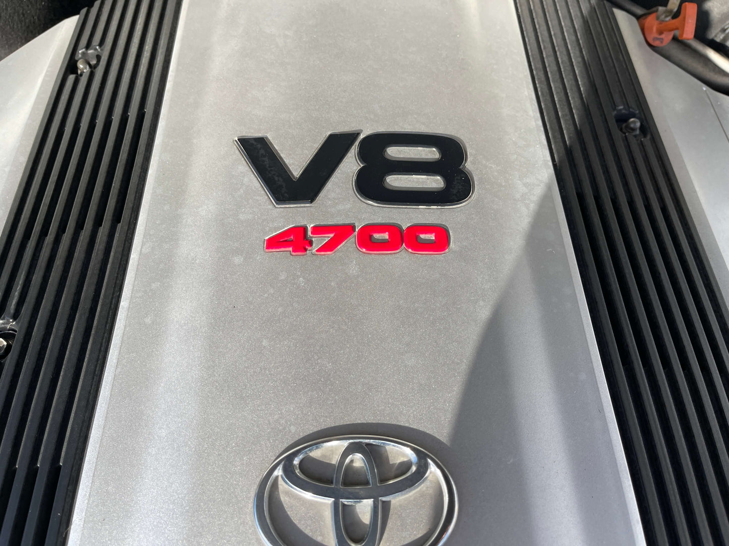 V8 engine cover of a 1998 Toyota Land Cruiser 100 VX Limited, featuring 4700 badge.