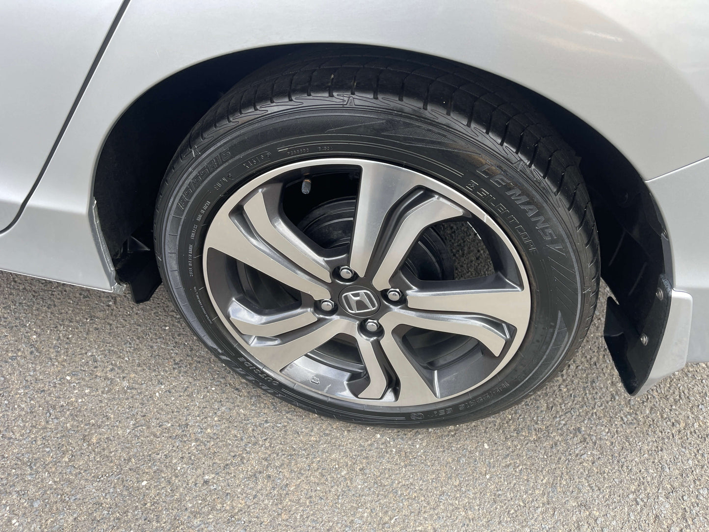 Close-up of a stylish alloy wheel on a 2015 Honda Grace 1.5 Hybrid, showcasing its modern design and tire.