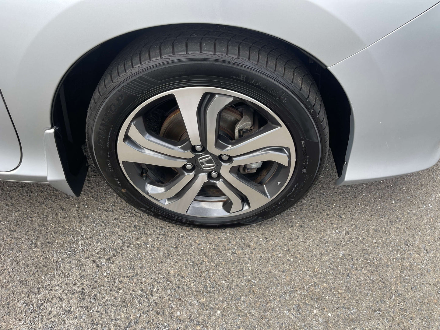 2015 Honda Grace 1.5 Hybrid EX wheel close-up showing alloy rim and tire, showcasing Japanese engineering and design.