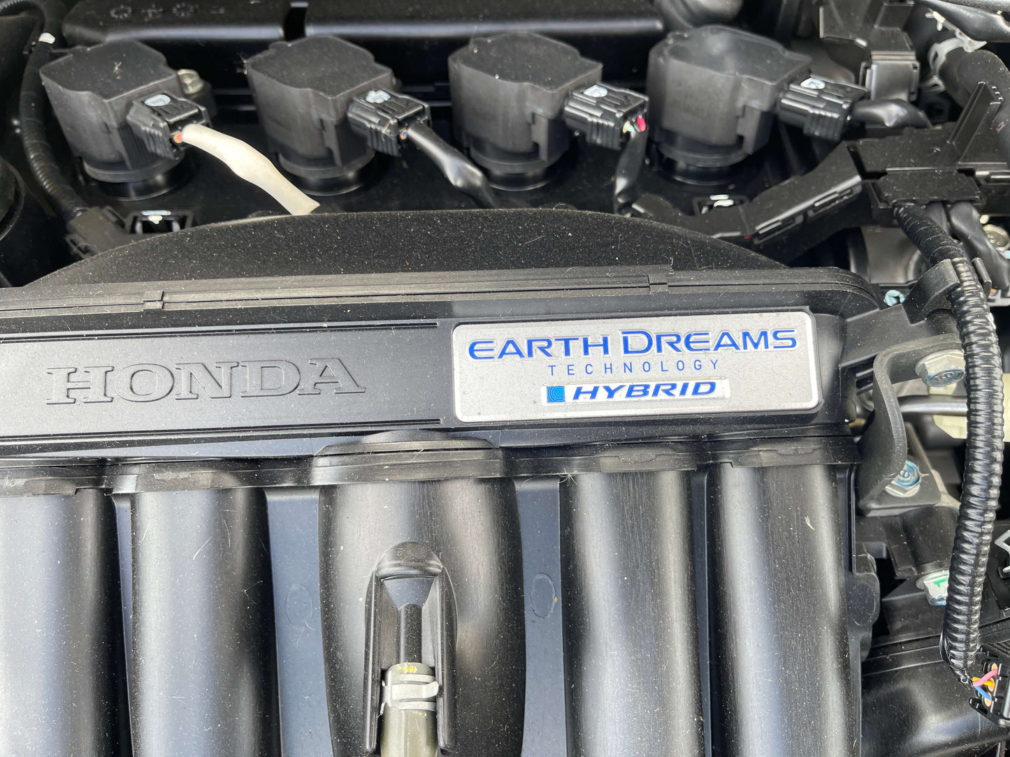 2015 Honda Grace 1.5 Hybrid Close-up of the engine bay featuring the Honda Earth Dreams Technology Hybrid emblem.