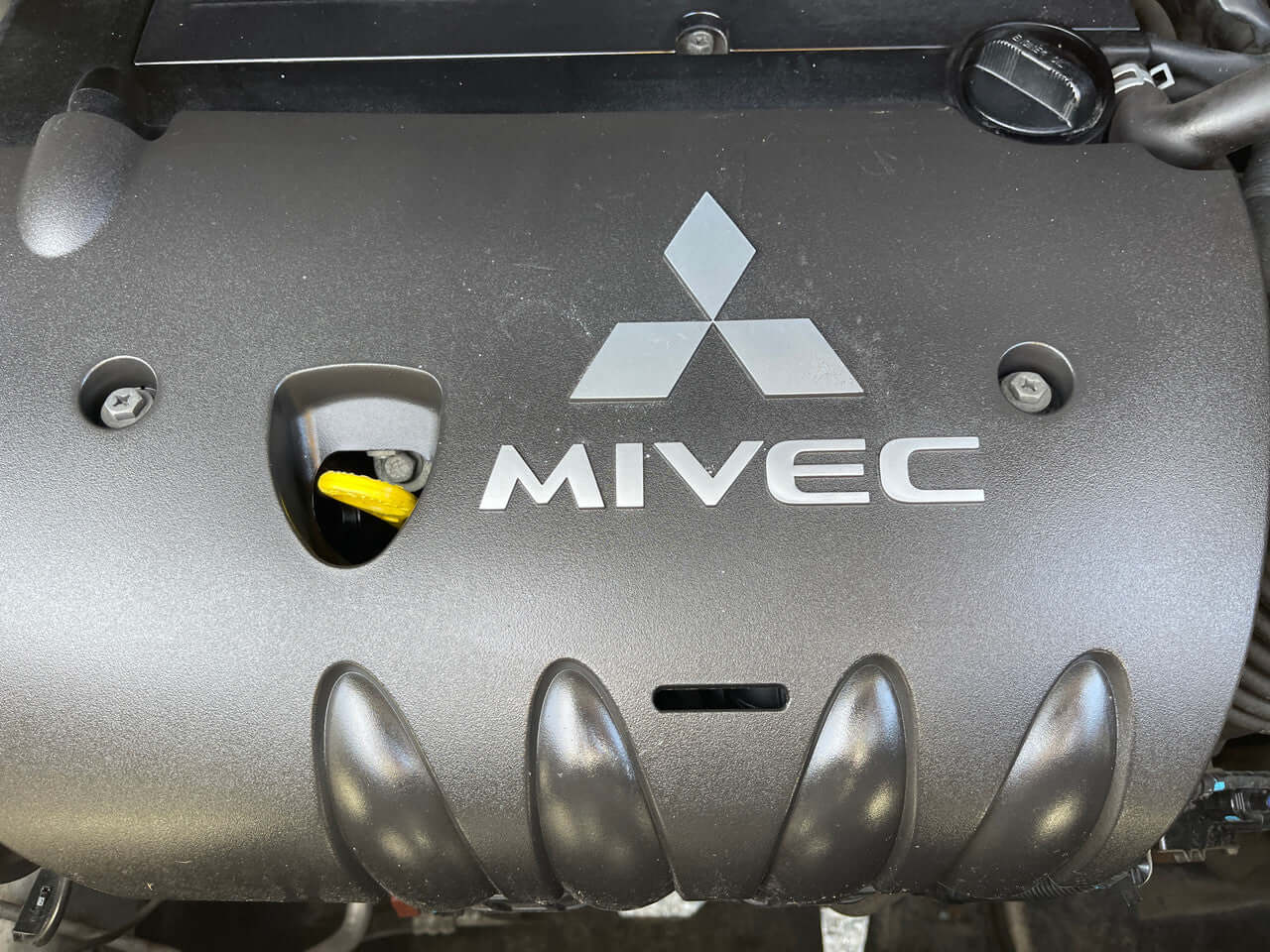 Mitsubishi MIVEC engine cover of the 2007 Mitsubishi Delica D5 2.4L 4WD showcasing the engine design.