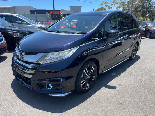 2016 Honda Odyssey 2.0 Hybrid Absolute Honda Sensing 7 seater parked in a lot.