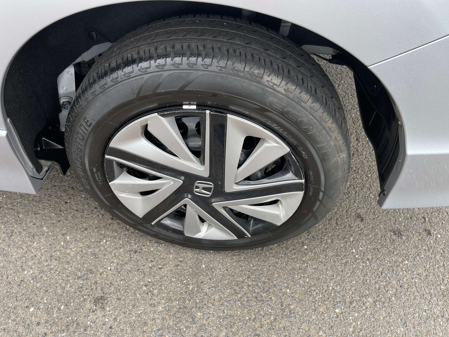 2019 Honda Shuttle 1.5L 4WD Hybrid wheel detail showcasing stylish alloy rim and tire.