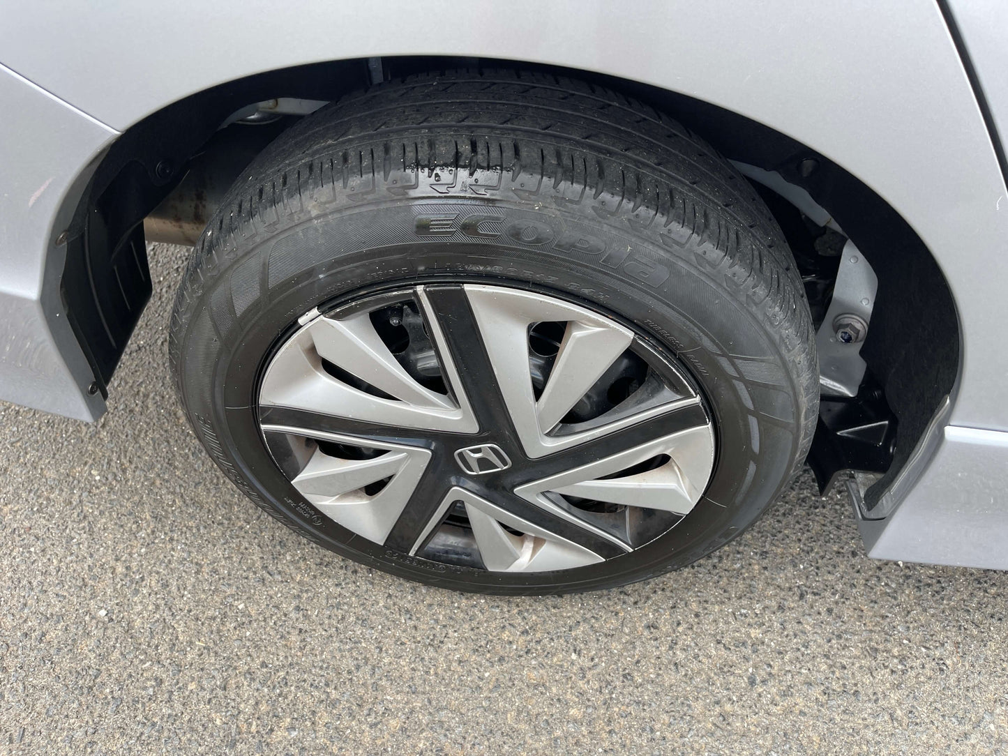 2019 Honda Shuttle 1.5L 4WD Hybrid wheel and tire close-up