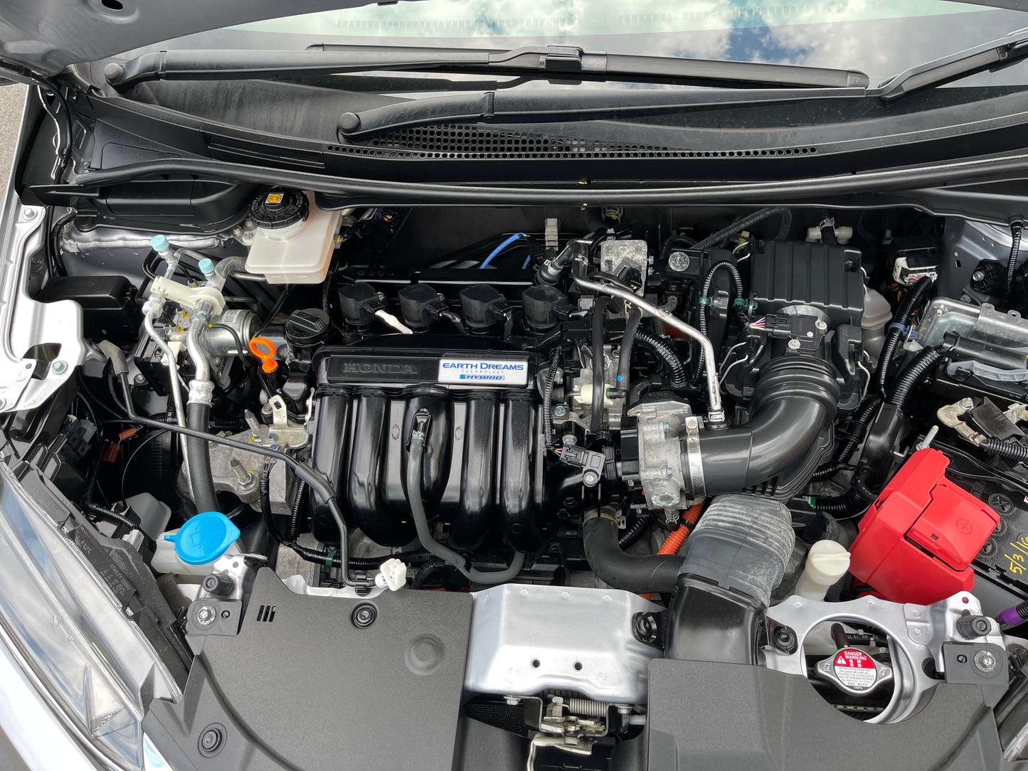 Engine compartment of the 2019 Honda Shuttle 1.5L 4WD Hybrid showcasing its components and design.