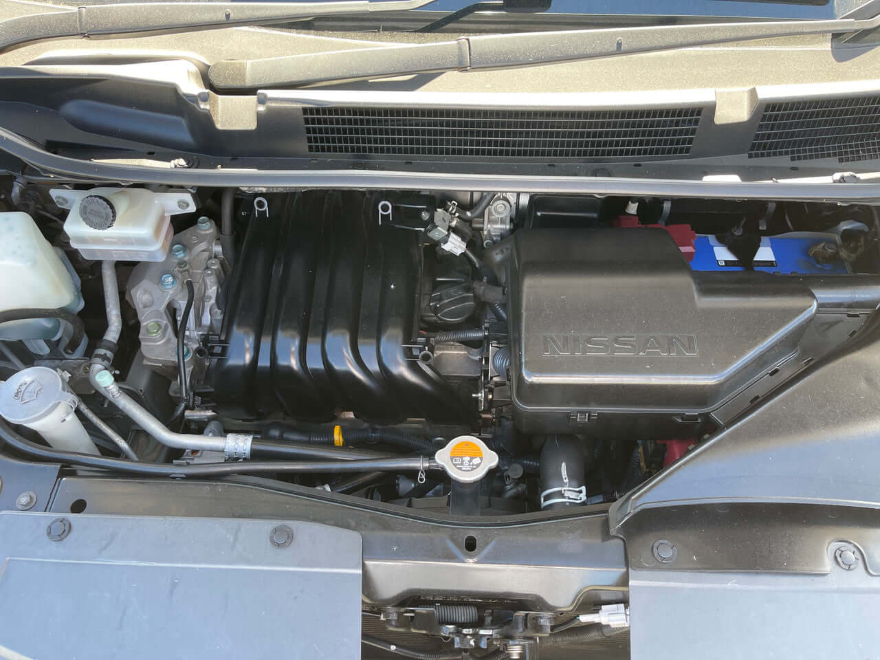 2014 Nissan Serena 2.0L S-Hybrid engine compartment view showcasing the compact design and efficient layout.