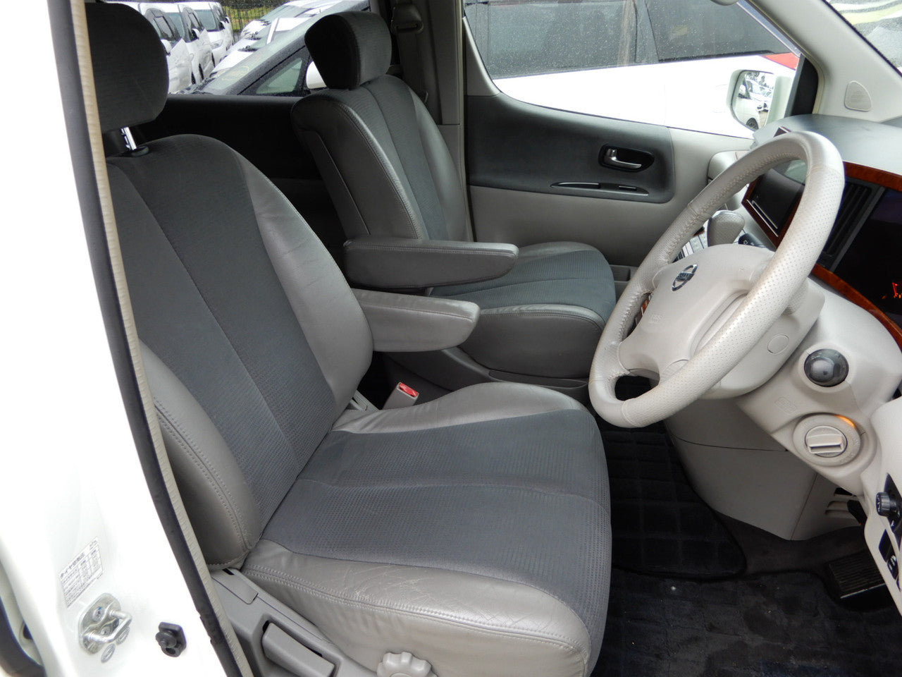 2003 Nissan Elgrand V6 3.5L  Highway Star Premium, VIN 6U900000E51020747 (#0747)