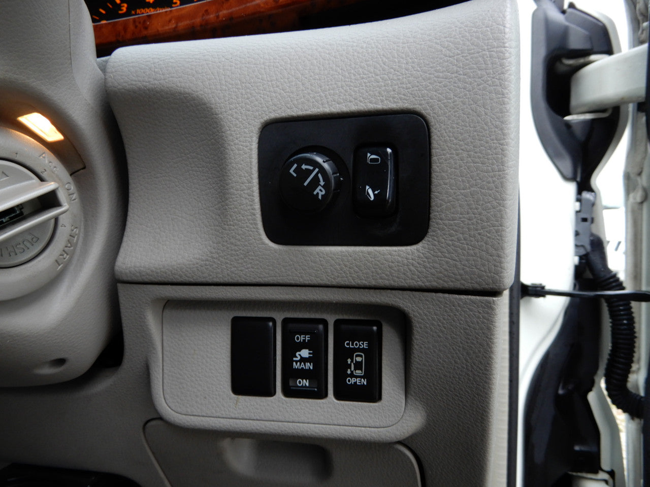 2003 Nissan Elgrand V6 3.5L  Highway Star Premium, VIN 6U900000E51020747 (#0747)