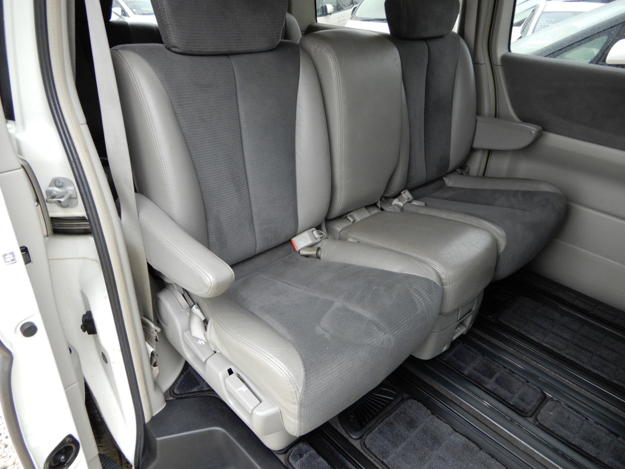 2003 Nissan Elgrand V6 3.5L  Highway Star Premium, VIN 6U900000E51020747 (#0747)