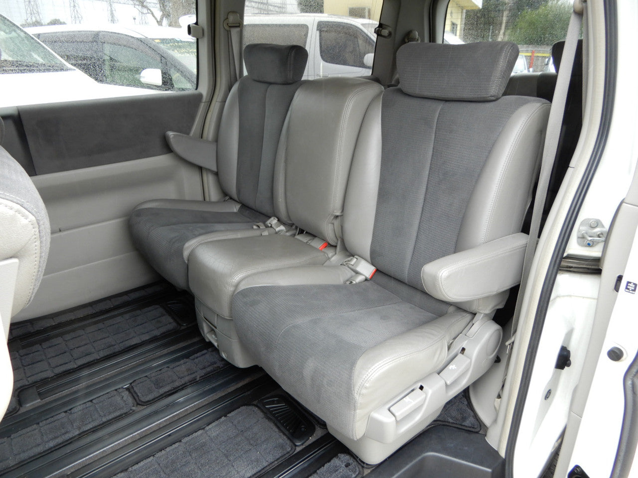 2003 Nissan Elgrand V6 3.5L  Highway Star Premium, VIN 6U900000E51020747 (#0747)