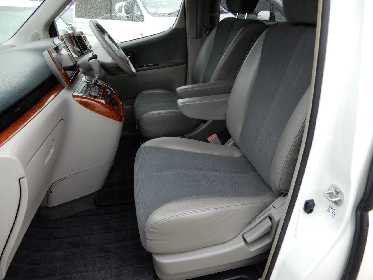 2003 Nissan Elgrand V6 3.5L  Highway Star Premium, VIN 6U900000E51020747 (#0747)