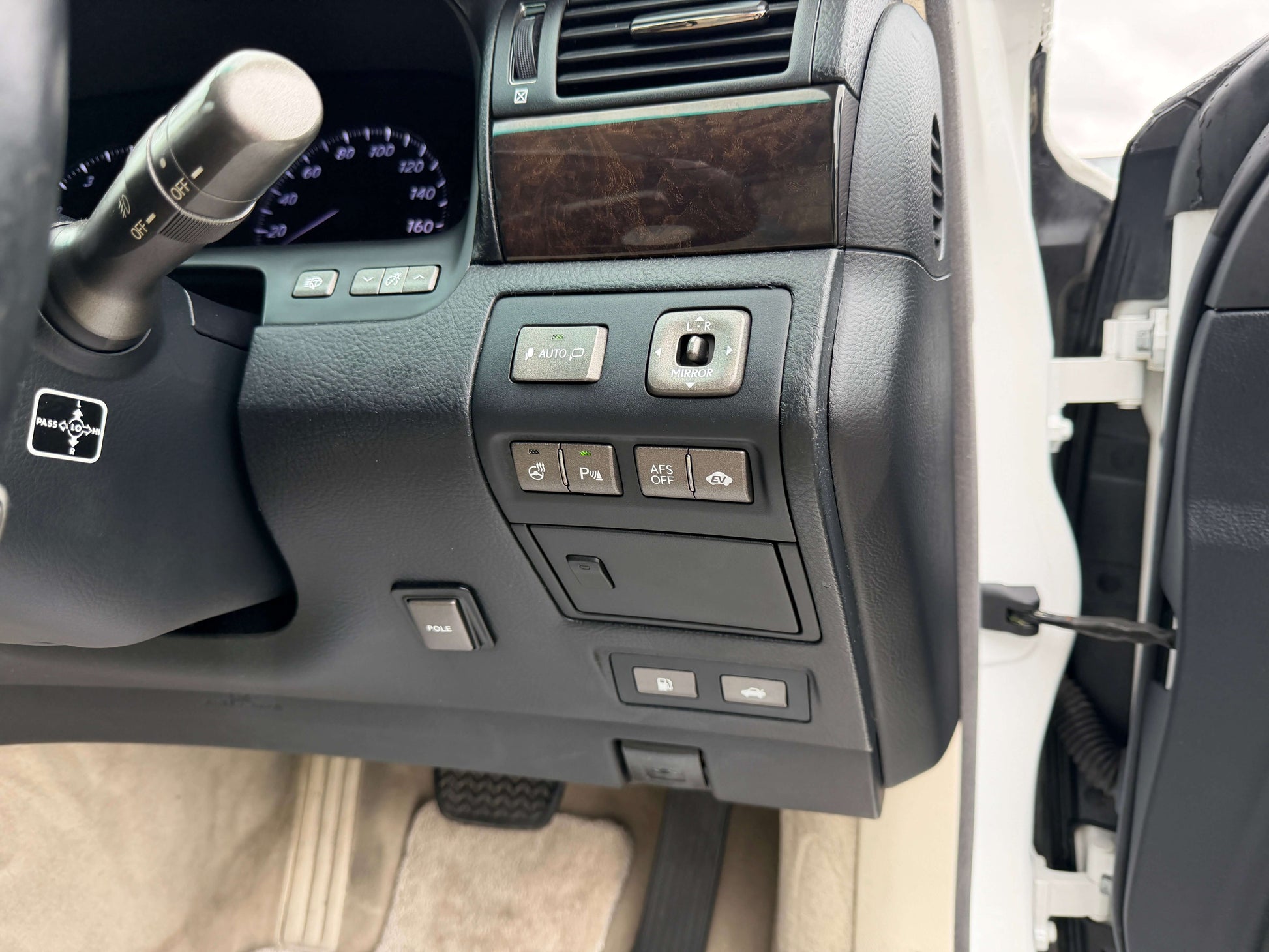 2007 Lexus LS600h AWD V8 5.0L Hybrid interior controls and features, showcasing luxury sedan dashboard elements.