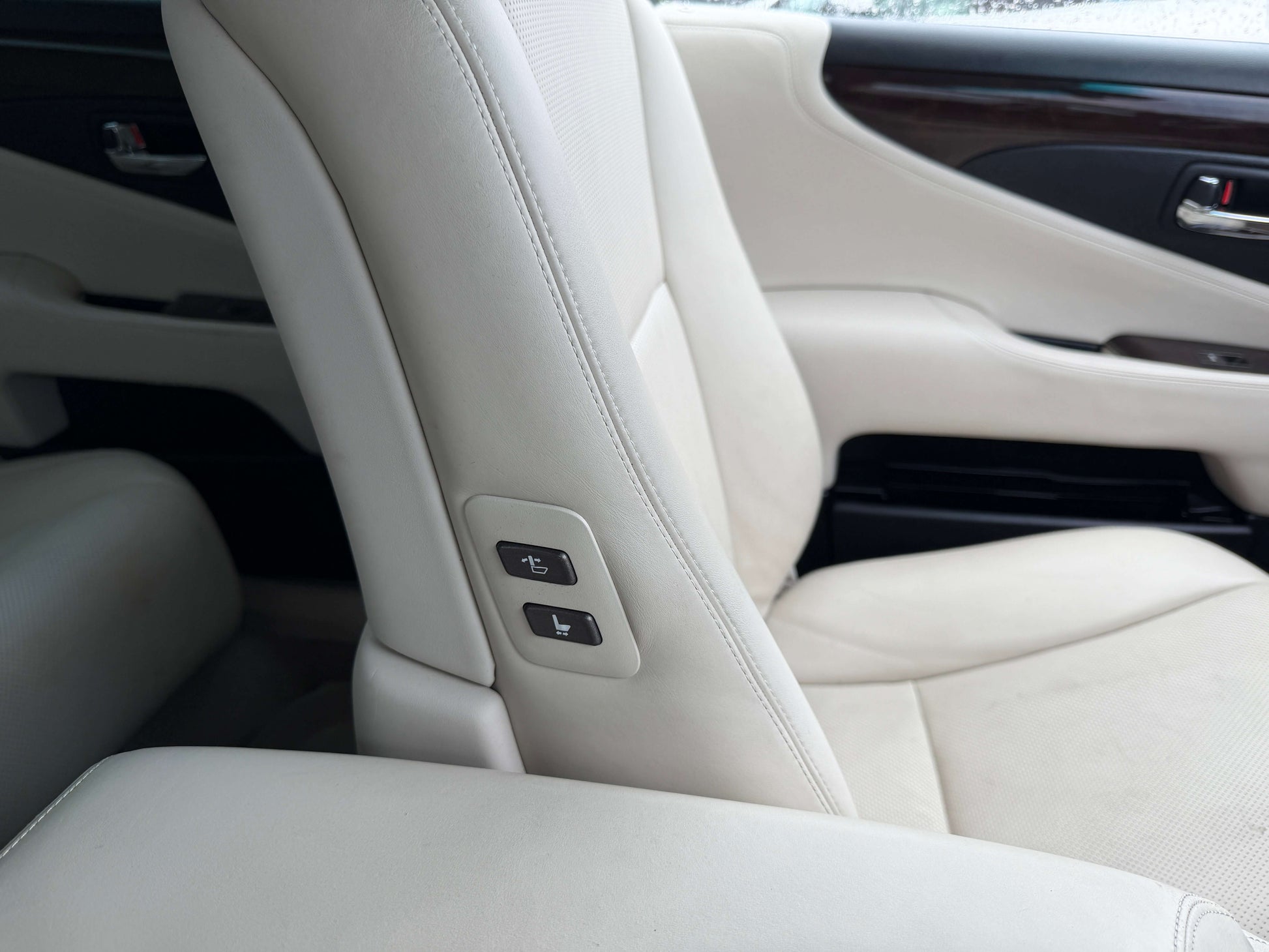 Interior view of the 2007 Lexus LS600h AWD V8 5.0L Hybrid luxury sedan's leather seat features.