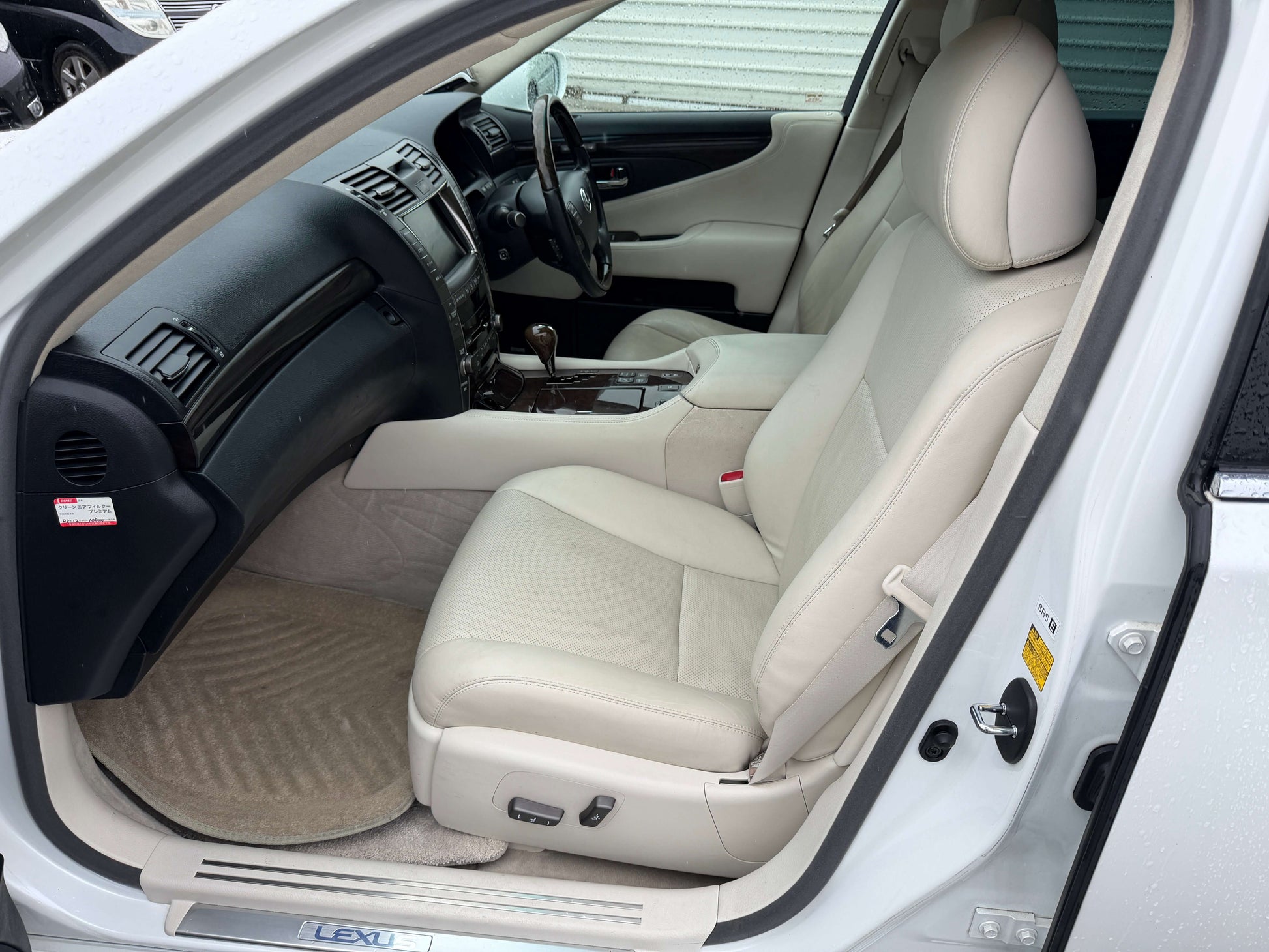 2007 Lexus LS600h AWD V8 5.0L Hybrid interior with cream leather seats and modern dashboard design.