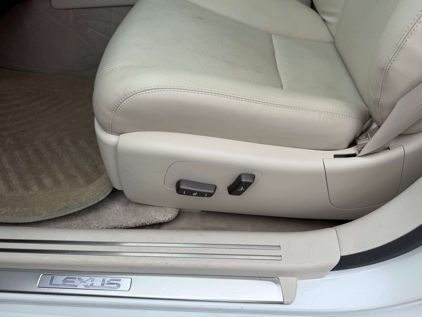 2007 Lexus LS600h AWD V8 5.0L Hybrid front seat features, adjustable seat controls, luxury sedan interior.