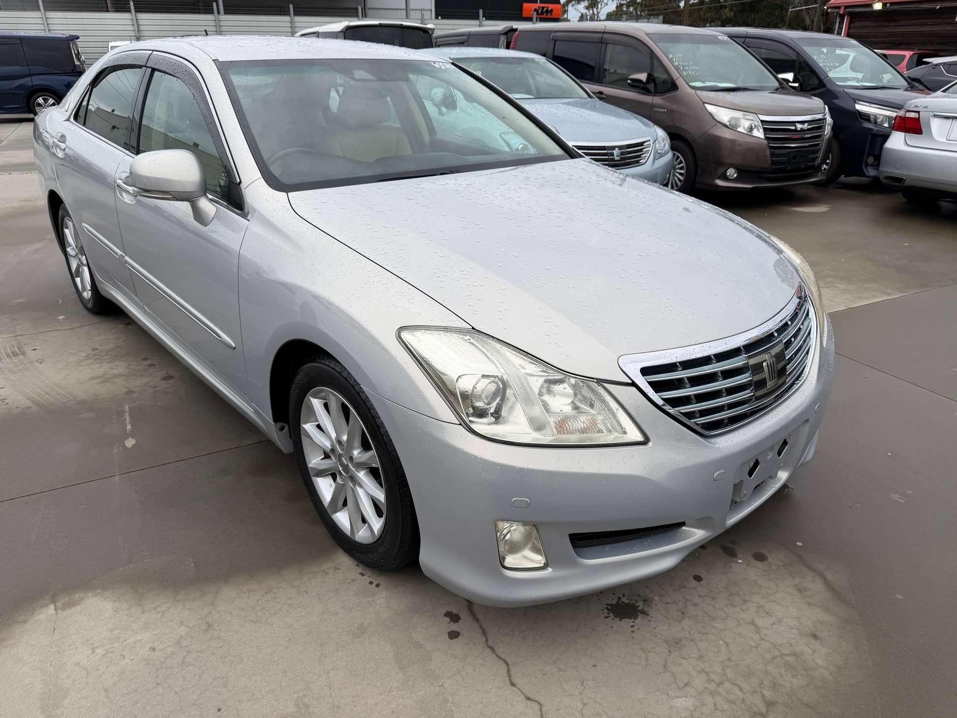 2008 Toyota Crown V6 3.0L Royal Saloon Luxury Sedan in silver, side view showcasing sleek design and premium features.