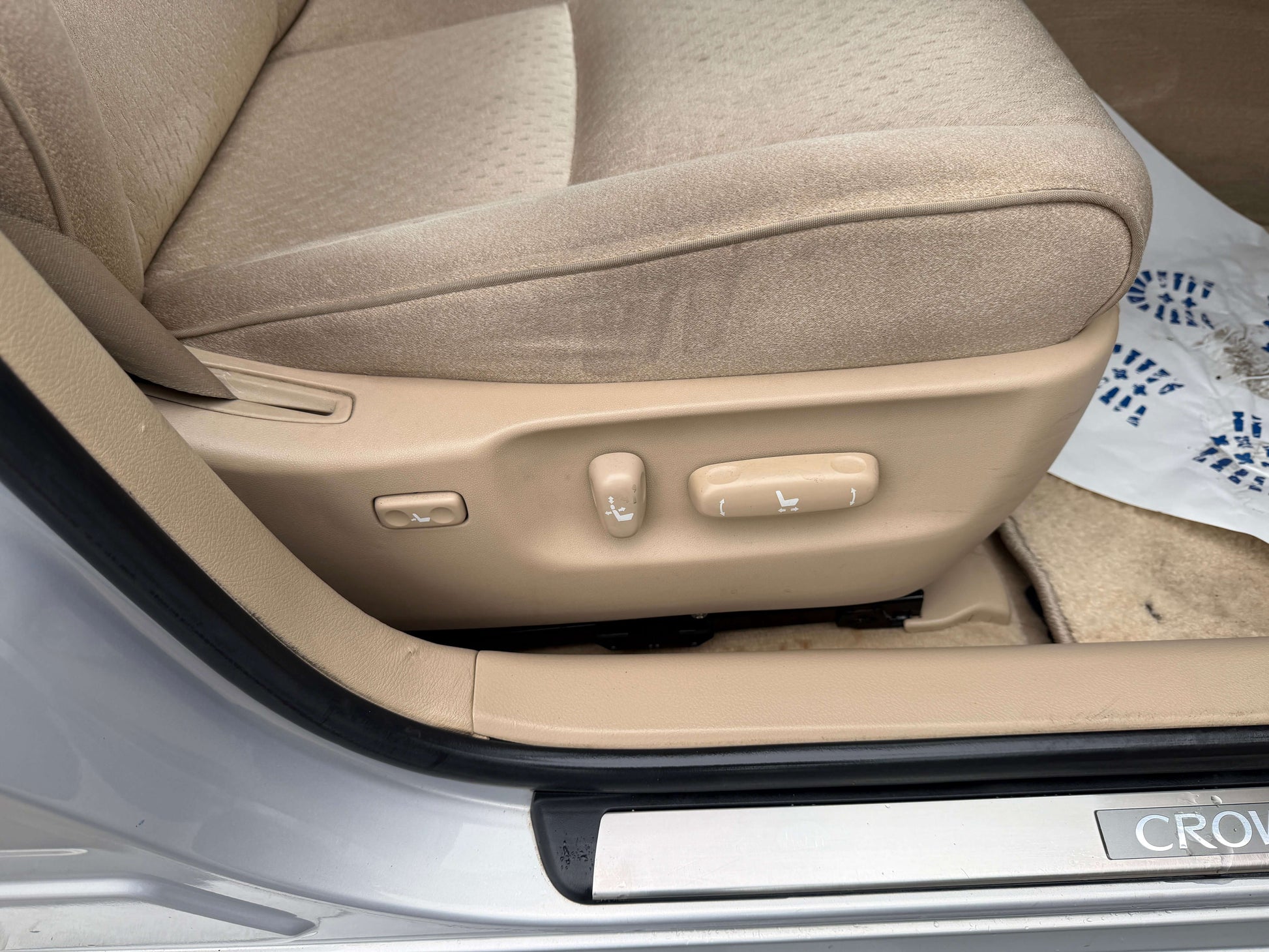 Interior view of 2008 Toyota Crown V6 3.0L showing adjustable seat controls in luxury sedan.