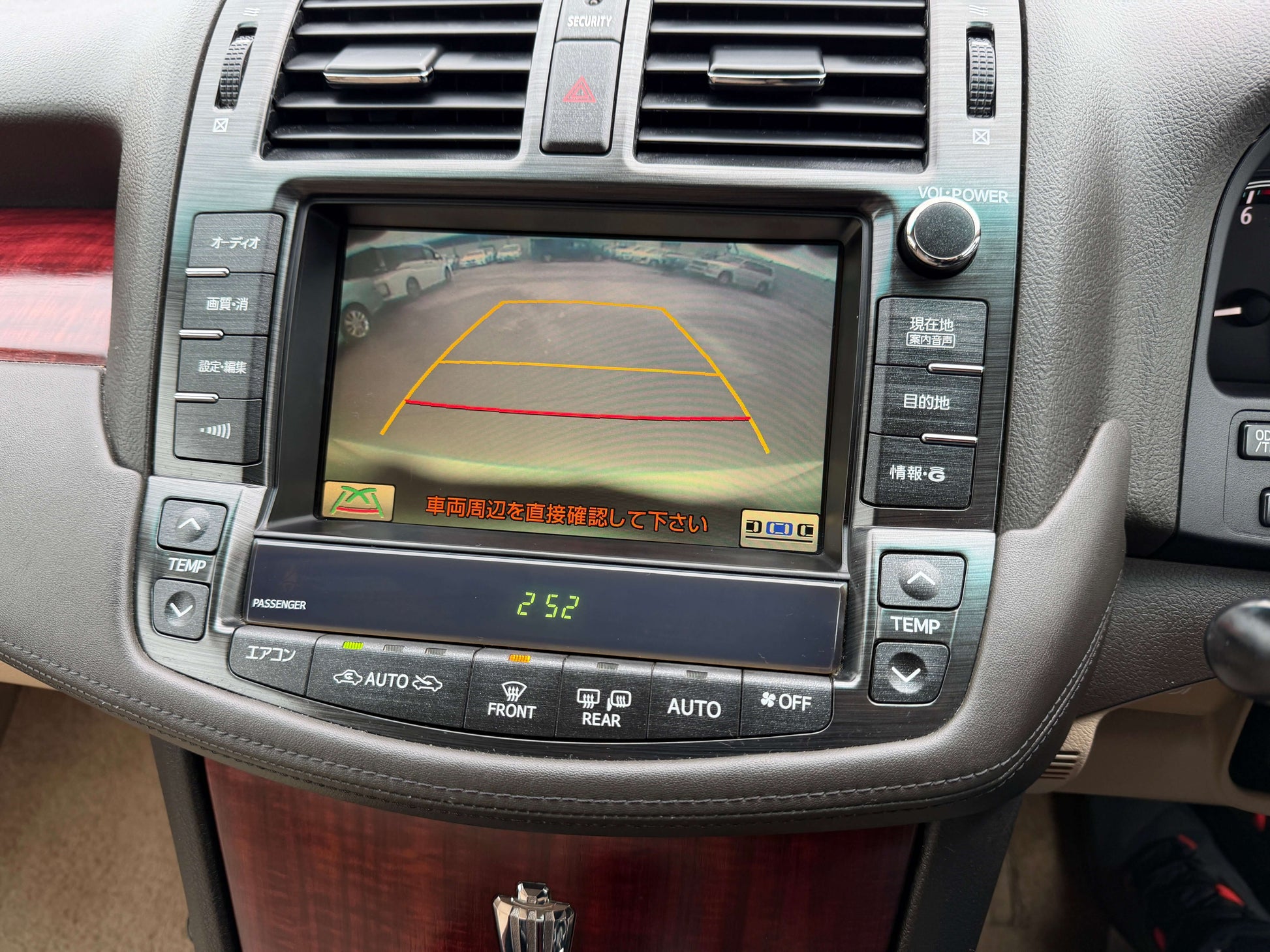 2008 Toyota Crown V6 3.0L Royal Saloon G-Edition luxury sedan display showing rearview camera and parking guidelines.