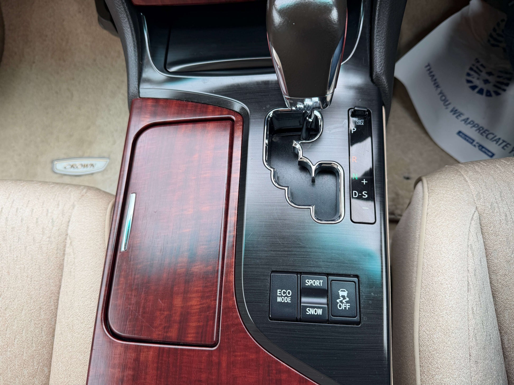 Interior view of the gear shift and console of a 2008 Toyota Crown V6 3.0L Royal Saloon G-Edition Luxury Sedan.
