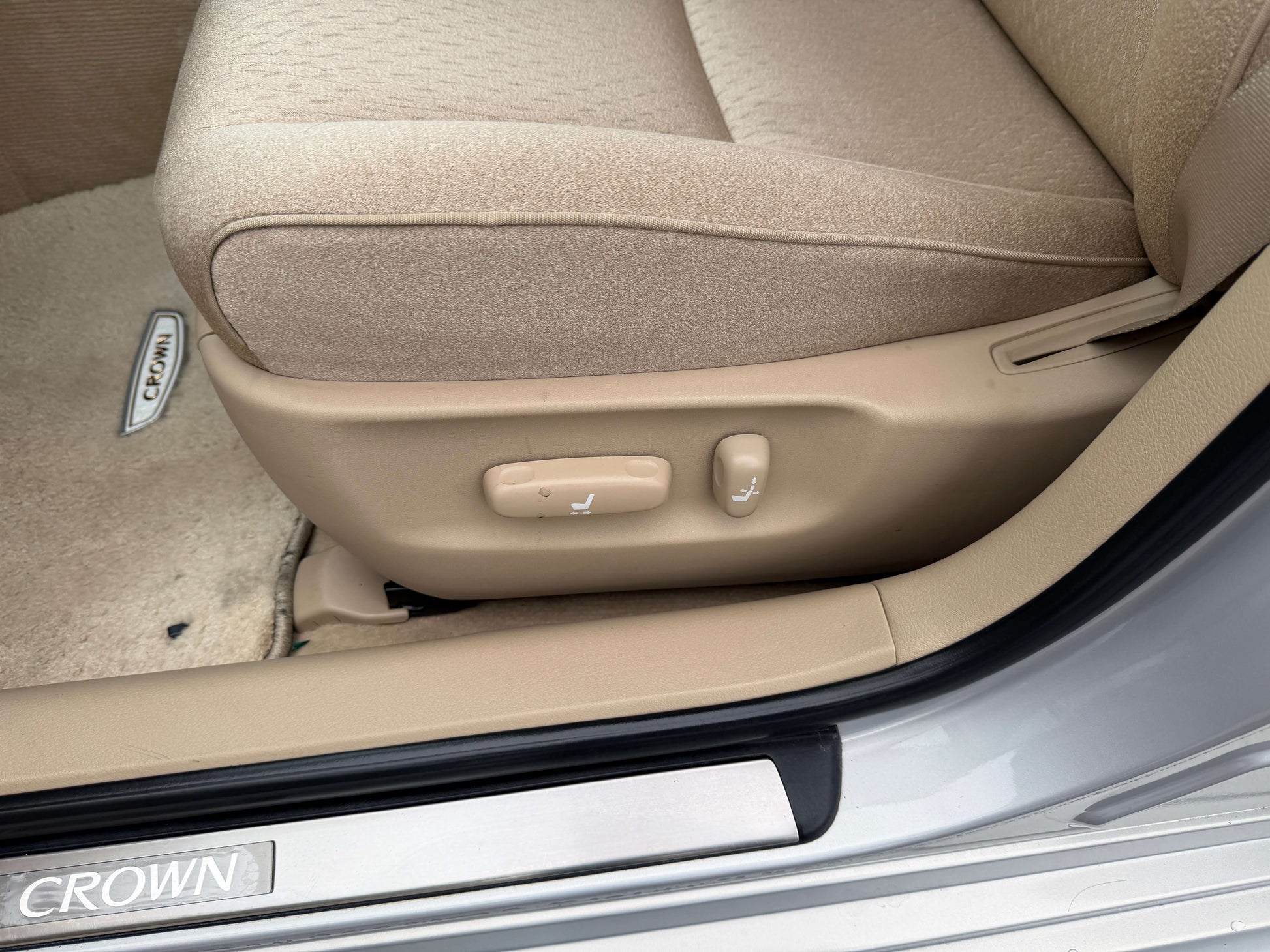 2008 Toyota Crown V6 3.0L interior seat controls, featuring luxury sedan seating adjustments.