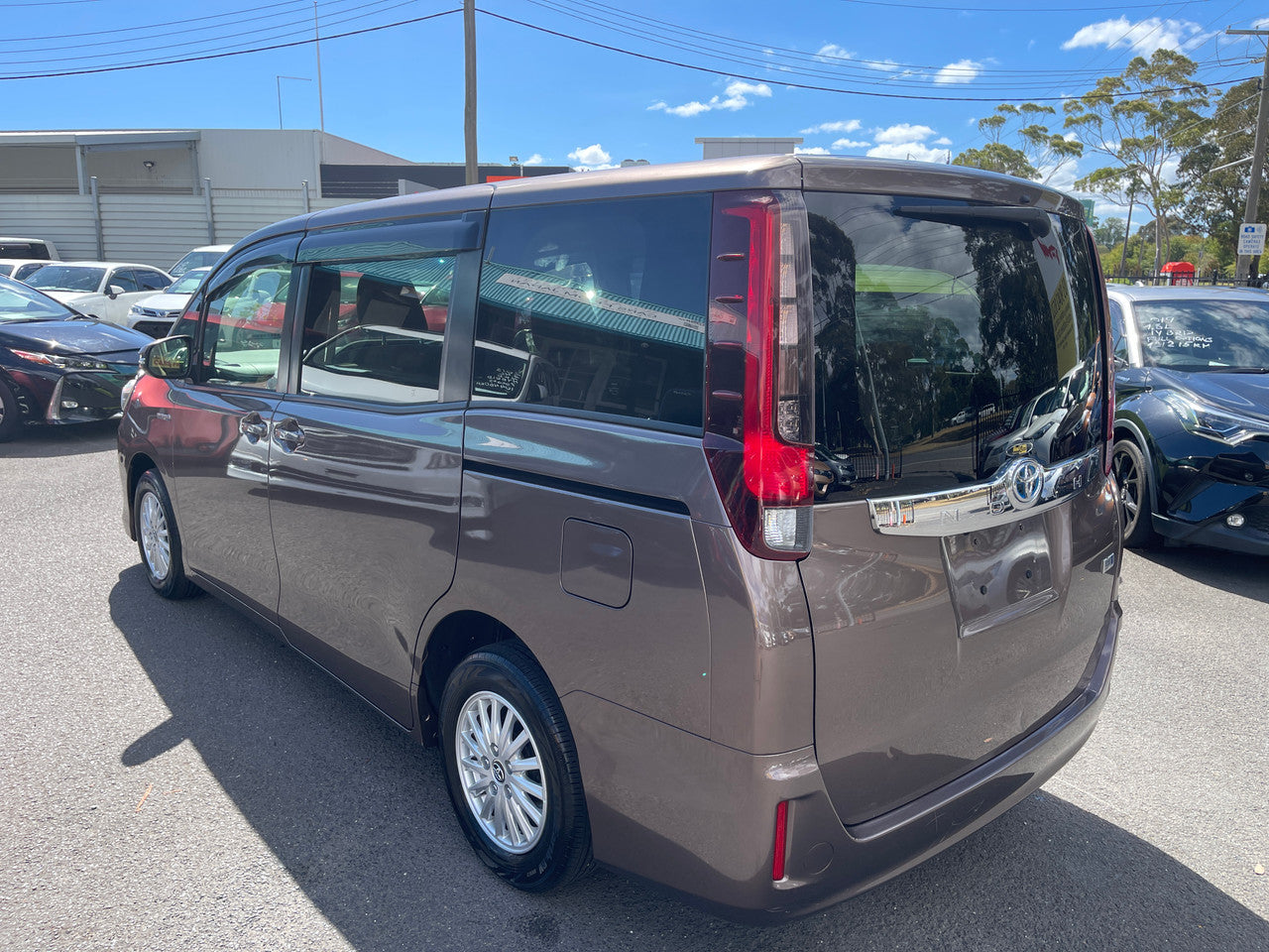 2014 Toyota Noah 1.8L  Hybrid G Edition 7 seater, VIN 6ZZE0ZWR800007275 (#7275)