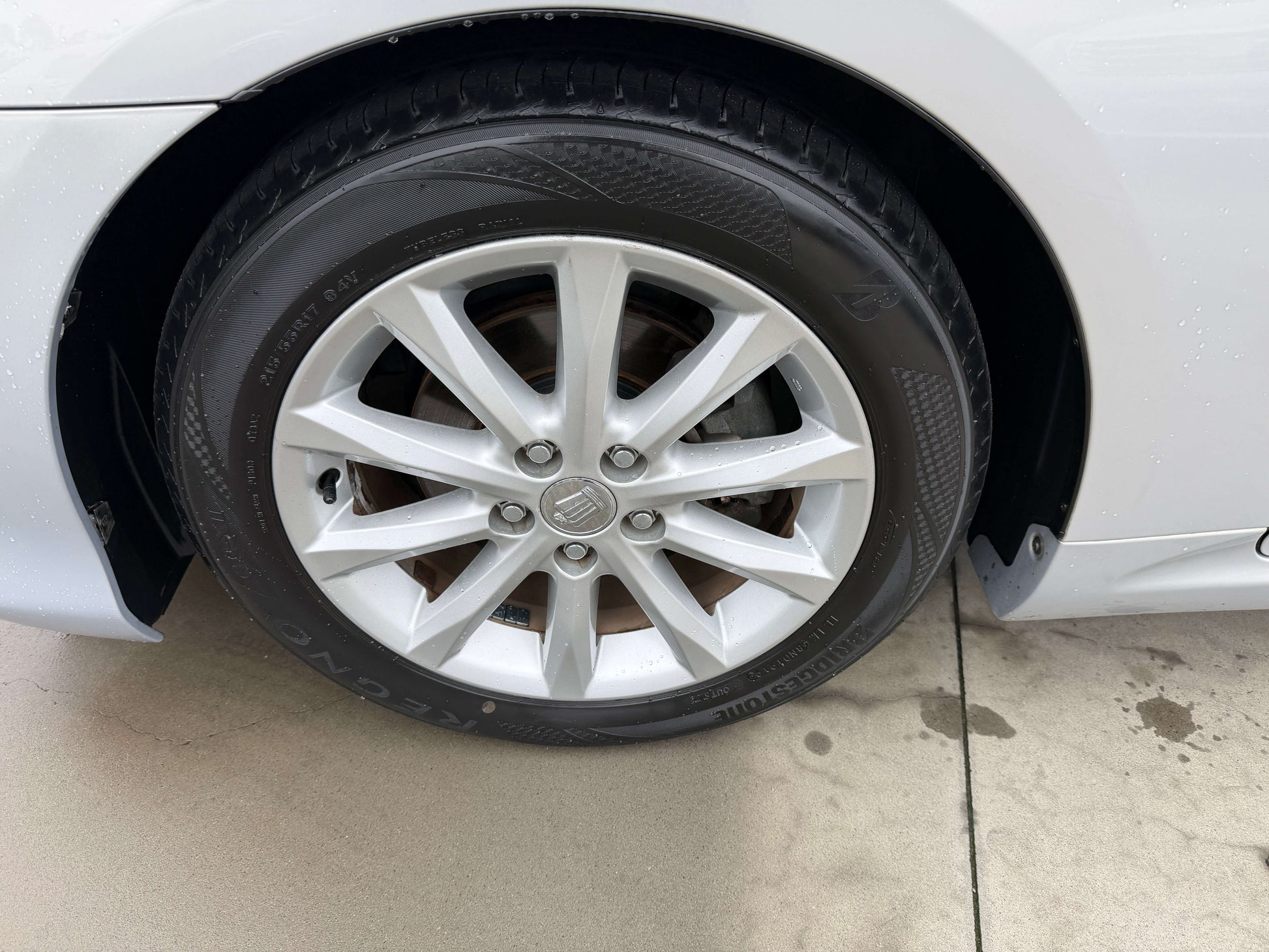 2008 Toyota Crown V6 3.0L Royal Saloon G-Edition luxury sedan wheel and tire close-up.