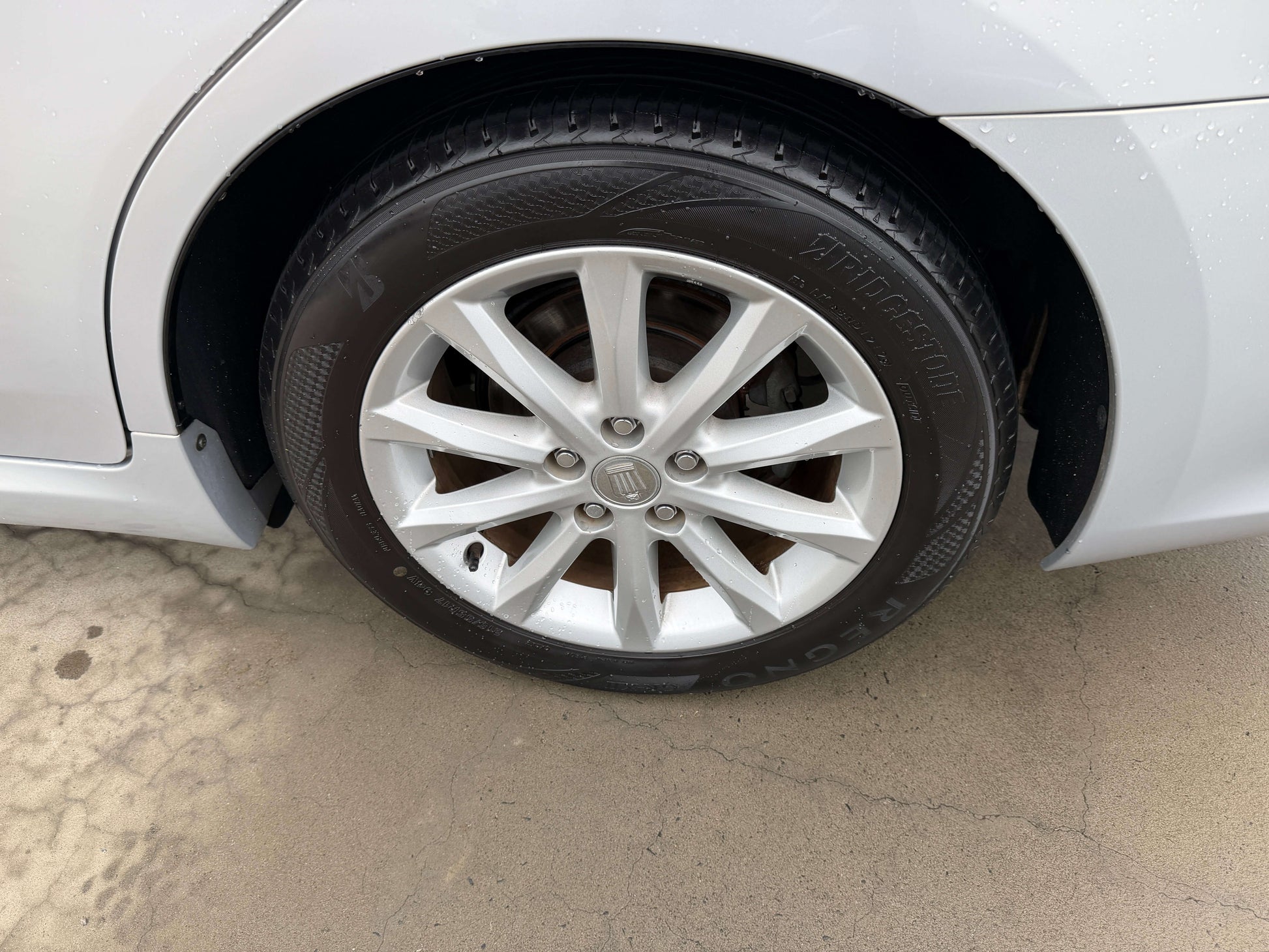 2008 Toyota Crown V6 3.0L Royal Saloon G-Edition luxury sedan tire showing intricate wheel design.