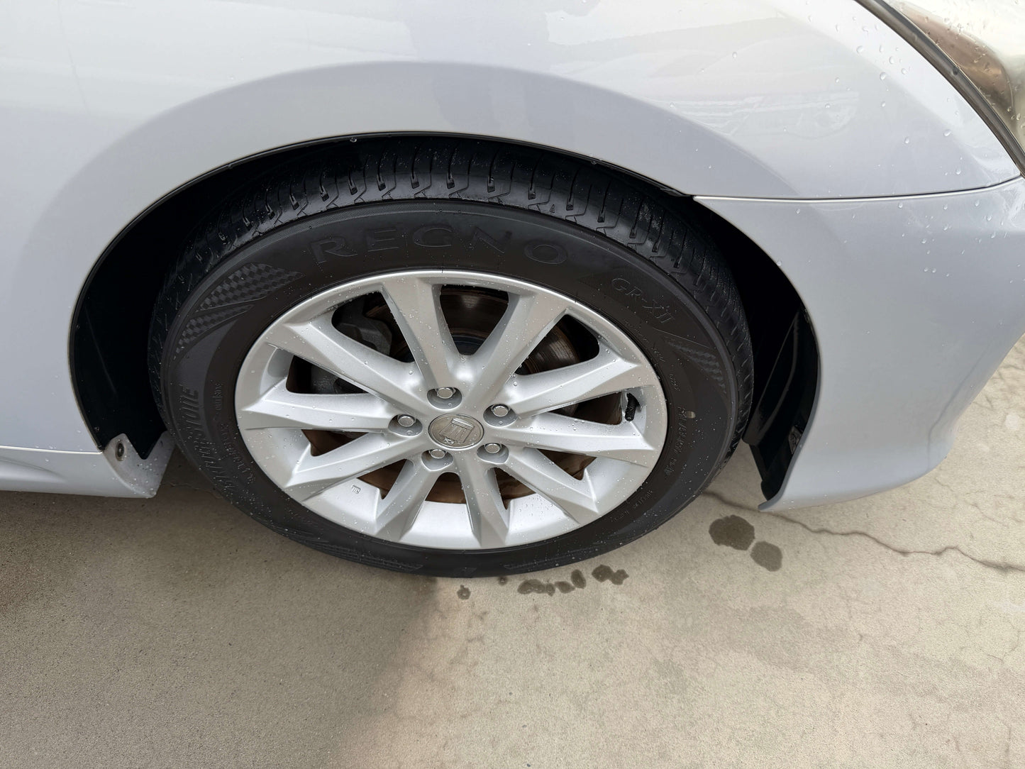 2008 Toyota Crown V6 3.0L luxury sedan wheel and tire close-up.