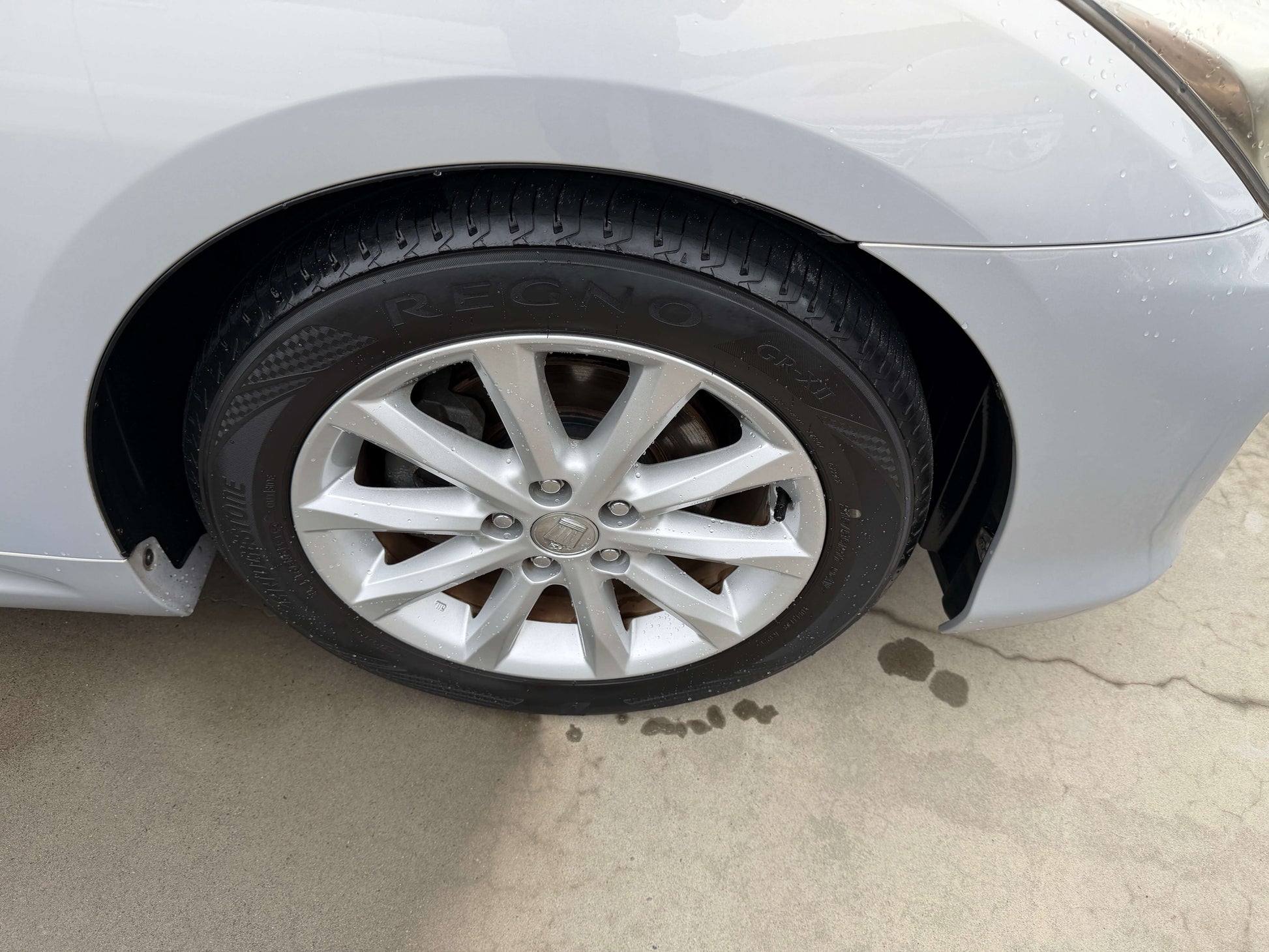 2008 Toyota Crown V6 3.0L luxury sedan wheel and tire close-up.