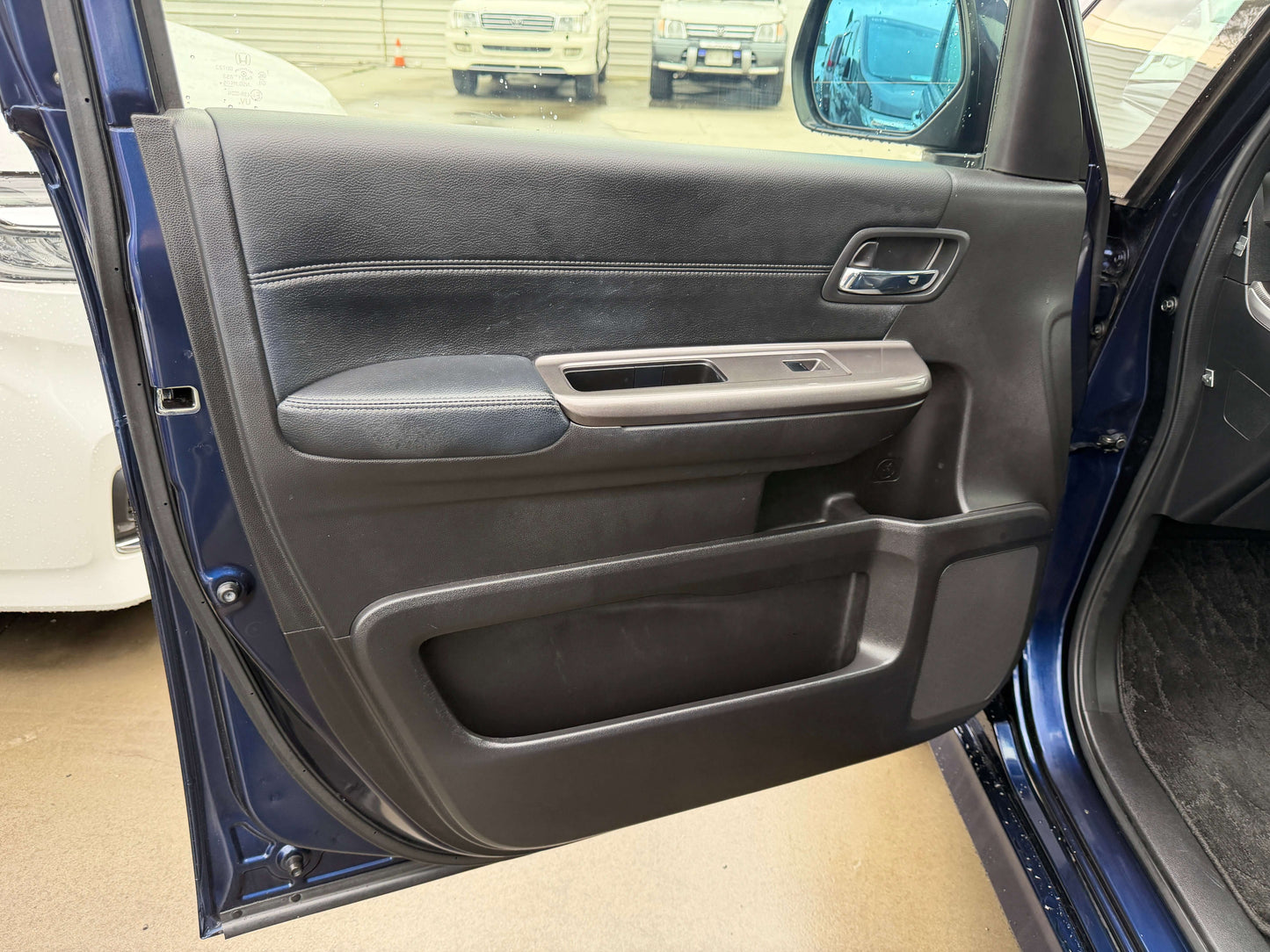 2018 Honda Honda Stepwgn 2.0 Spada Hybrid interior door panel with comfortable trim details.