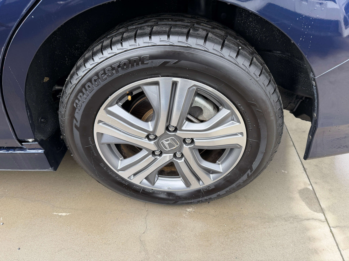 2018 Honda Honda Stepwgn 2.0 Spada Hybrid wheel with Bridgestone tire, showcasing alloy design and modern styling.