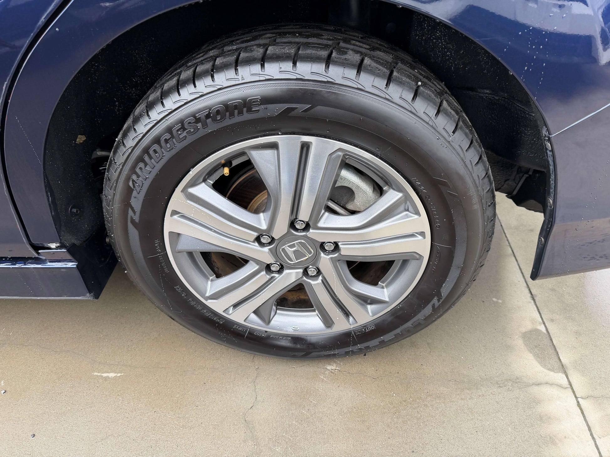 2018 Honda Honda Stepwgn 2.0 Spada Hybrid wheel with Bridgestone tire, showcasing alloy design and modern styling.