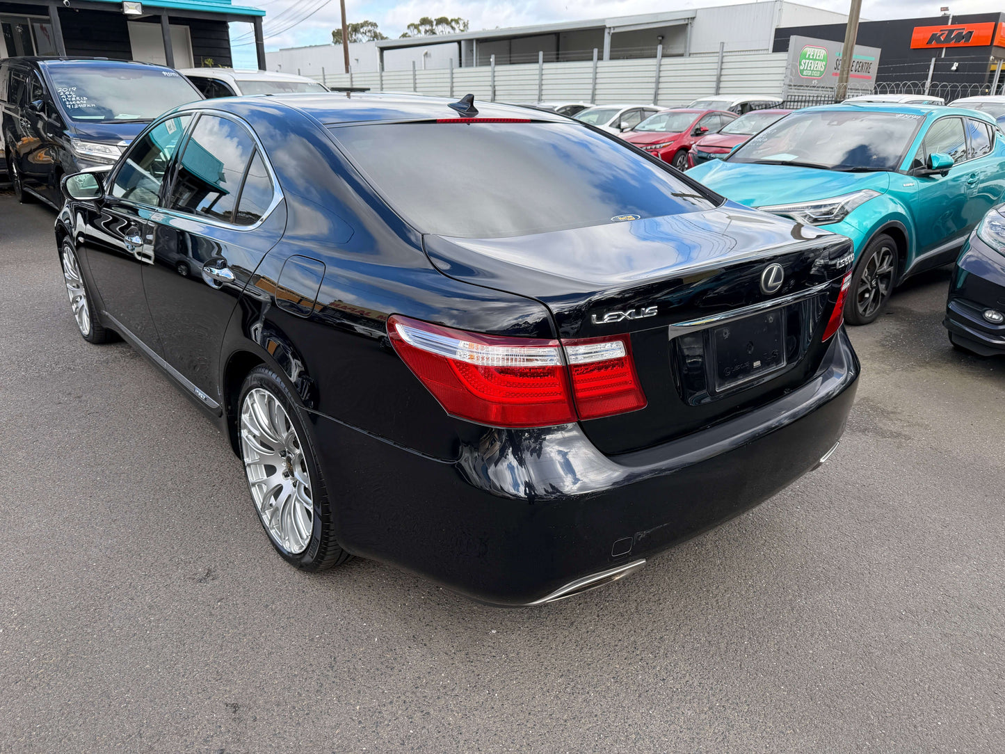 2007 Lexus LS600h AWD V8 5.0L Hybrid luxury sedan parked, showing sleek black exterior and alloy wheels.