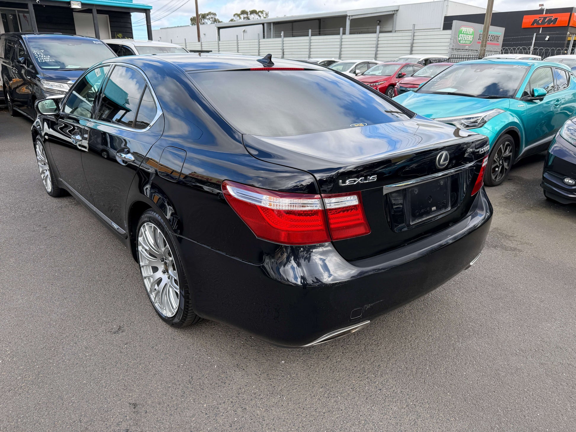 2007 Lexus LS600h AWD V8 5.0L Hybrid luxury sedan parked, showing sleek black exterior and alloy wheels.