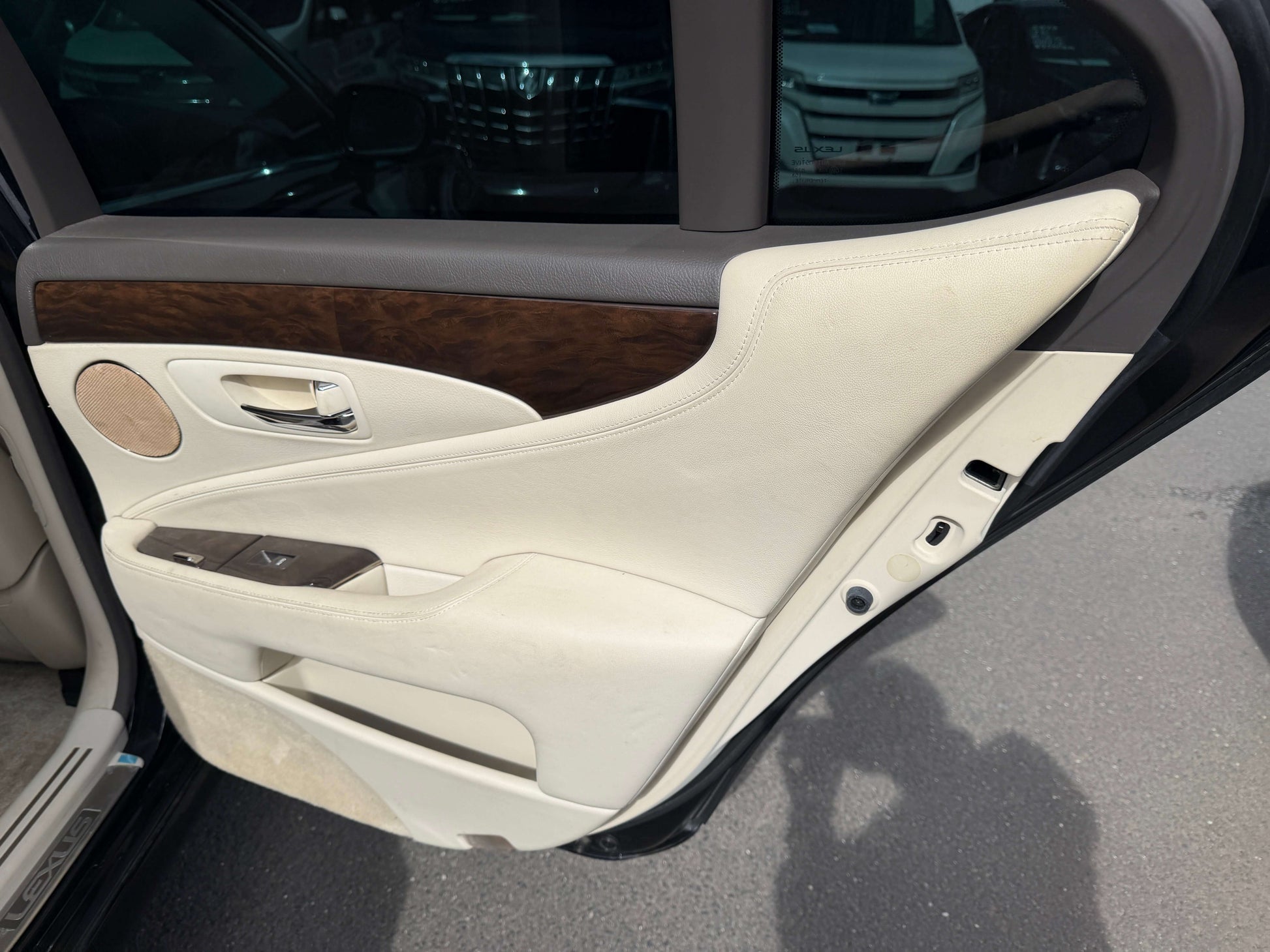 Interior door panel of a 2007 Lexus LS600h AWD V8 5.0L Hybrid luxury sedan featuring elegant design and materials.