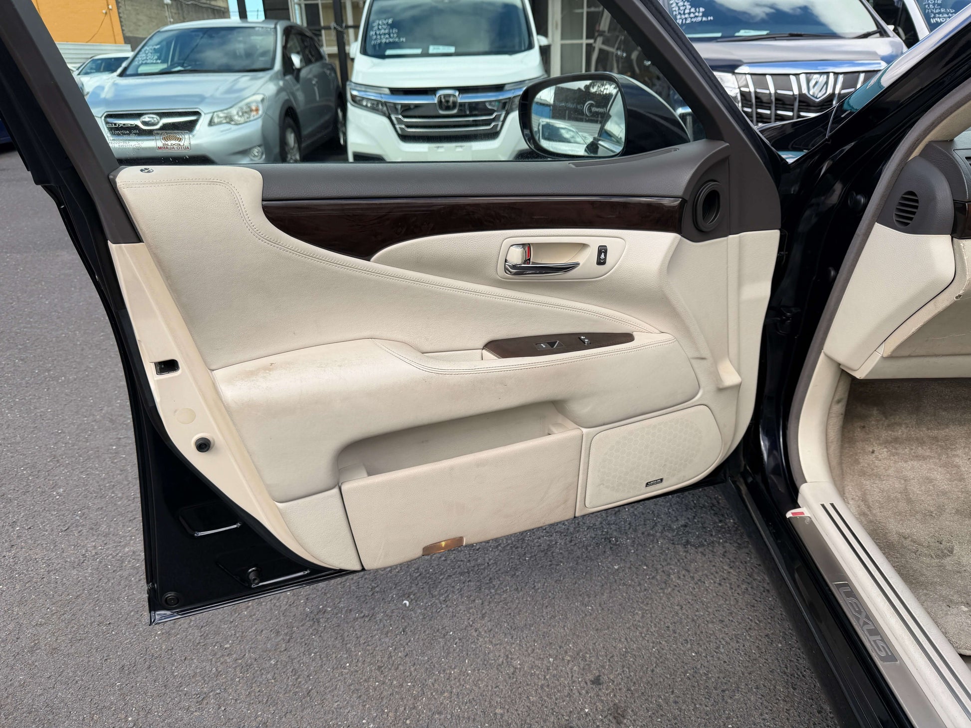 Interior view of the 2007 Lexus LS600h AWD V8 5.0L Hybrid luxury sedan door panel.