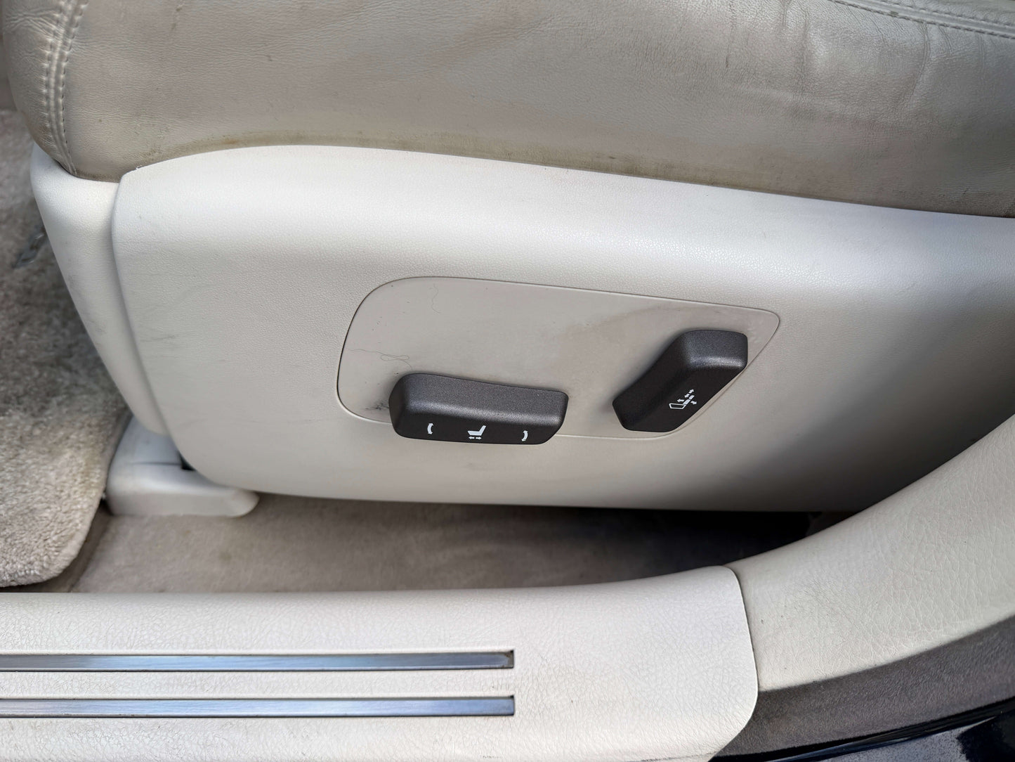 Power seat controls for a 2007 Lexus LS600h AWD V8 5.0L Hybrid luxury sedan interior