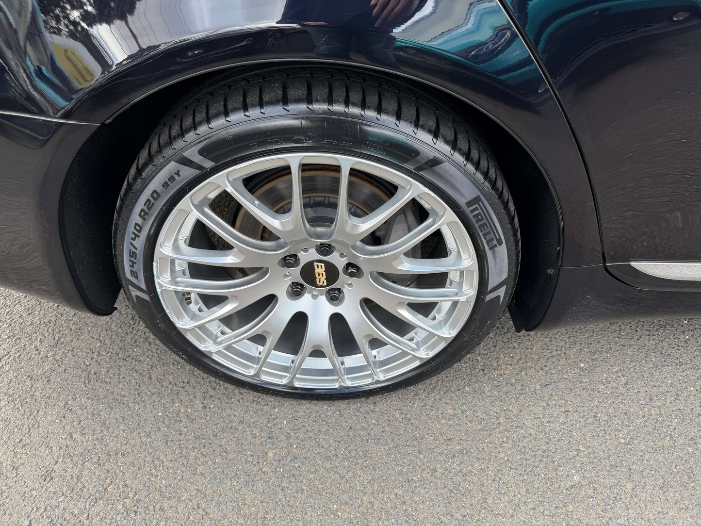 2007 Lexus LS600h AWD V8 5.0L Hybrid Close-up of a silver alloy wheel with a black tire on a luxury sedan.