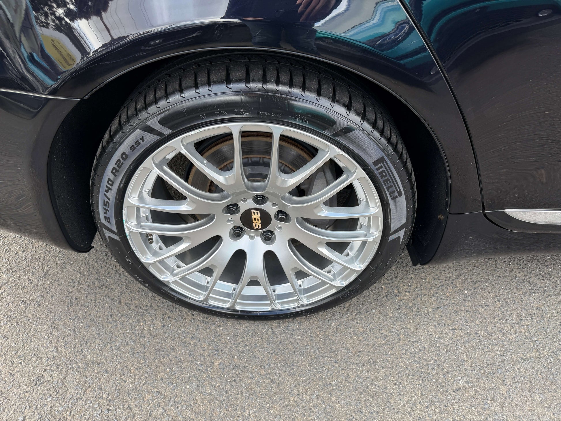 2007 Lexus LS600h AWD V8 5.0L Hybrid Close-up of a silver alloy wheel with a black tire on a luxury sedan.