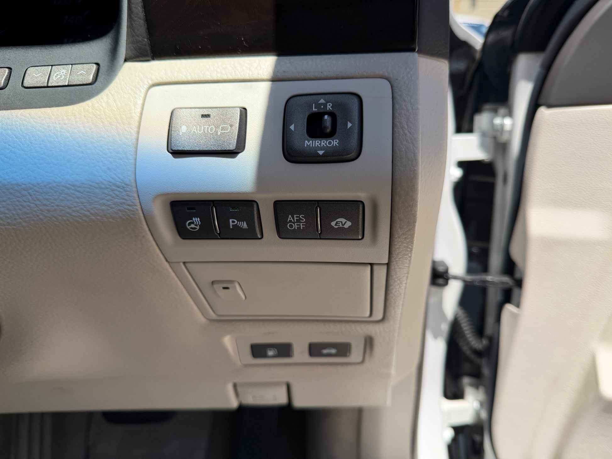 2007 Lexus LS600hL AWD V8 5.0L Hybrid interior control panel with seat and mirror adjustment buttons.