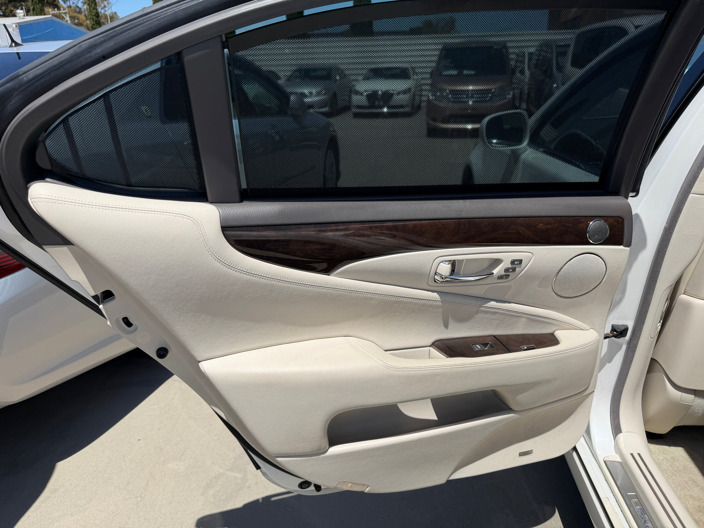 Interior door panel of a 2007 Lexus LS600hL AWD V8 5.0L Hybrid luxury sedan with premium finishes.