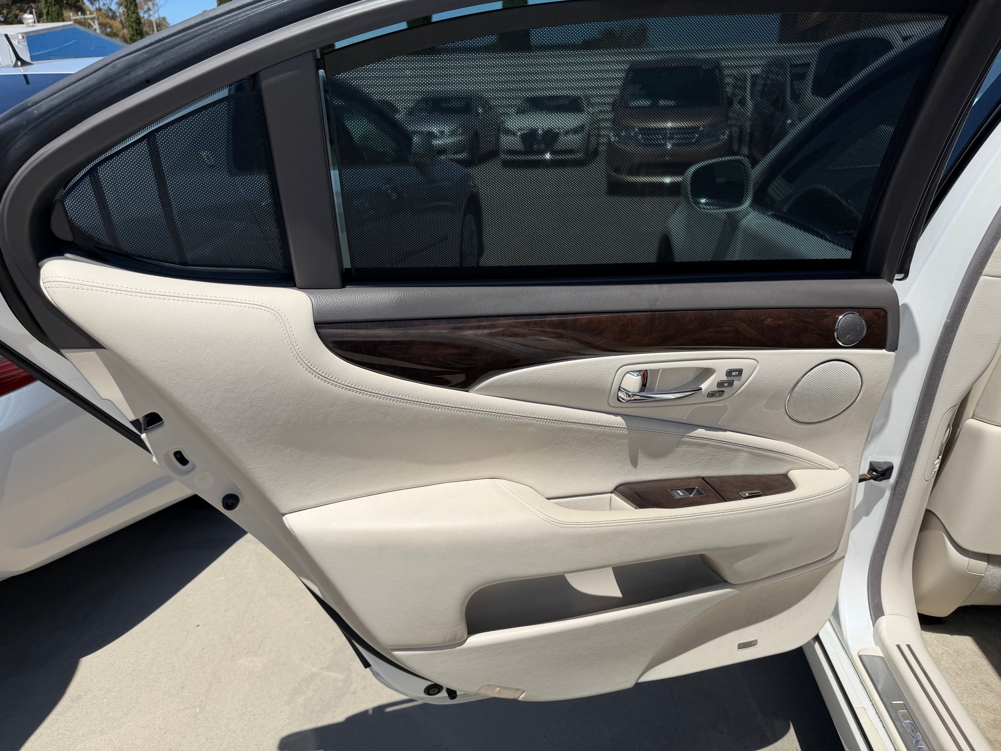 Interior door panel of a 2007 Lexus LS600hL AWD V8 5.0L Hybrid luxury sedan with premium finishes.